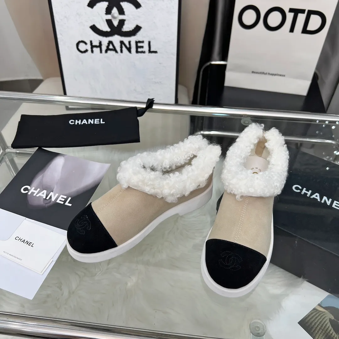 👟👟Ex-factory price 540👟👟 High version of Chanel CHANEL, 🌞🌞🌞Xiaoxiang’s latest 2025 autumn and winter short boots, a must-have item for this autumn and winter season! ! Ms. Chanel loves simple yet irresistible combinations to show her unique style. Mix and match freely to shine⚡Follow Grandma’s fashion steps! ! ! The top-notch craftsmanship and texture are perfectly presented. No matter any details, you can compare them with the counters. The best quality products can be entered and exited from the counters at will! ! ❶Material: imported cowhide/cow suede/wool ❷Lining: sheepskin lining ❸Feet: sheepskin ❹Outsole: original molded sole ❺Heel height: 3cm ❻Number of yards: 35-40 (40 and 41 are customized and non-refundable)